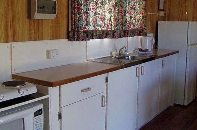 BIG4 Bicheno Cabin and Tourist Park - Bicheno: Kitchen in studio cabin.