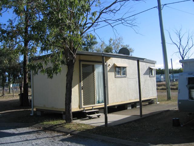 Boomerang Caravan Park - Biloela: Cottage accommodation ideal for families, couples and singles