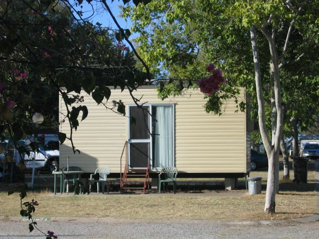 Biloela Caravan Park - Biloela: Cottage accommodation ideal for families, couples and singles