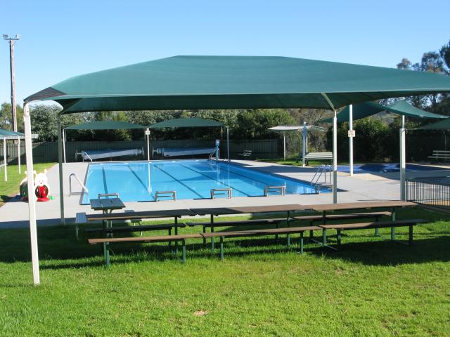 Binalong Rest Area - Binalong: Binalong swimming pool is adjacent to the rest area.