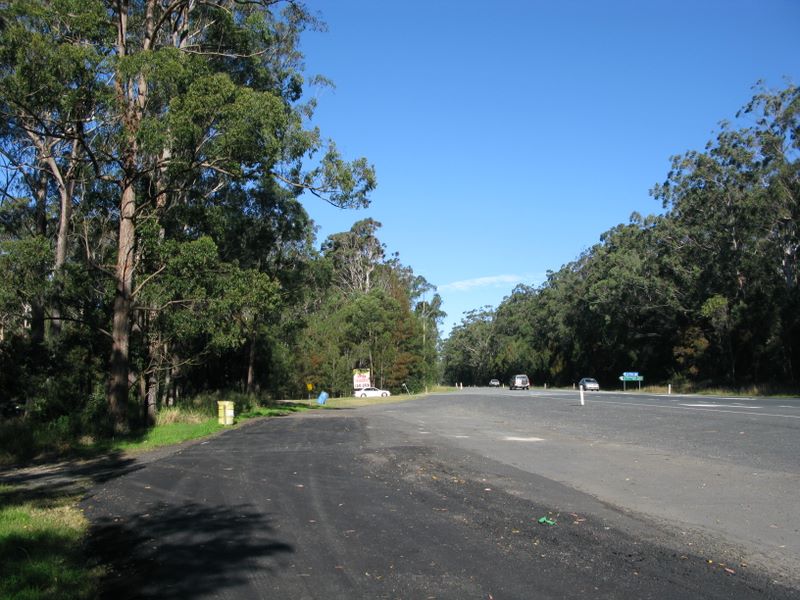 Blackmans Point Road Turnoff - Blackmans Point: The parkling area is well sealed and well off the highway.