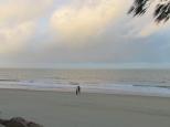 Seawinds Caravan and Holiday Park - Blacks Beach: Beach suitable for long walks on the sand