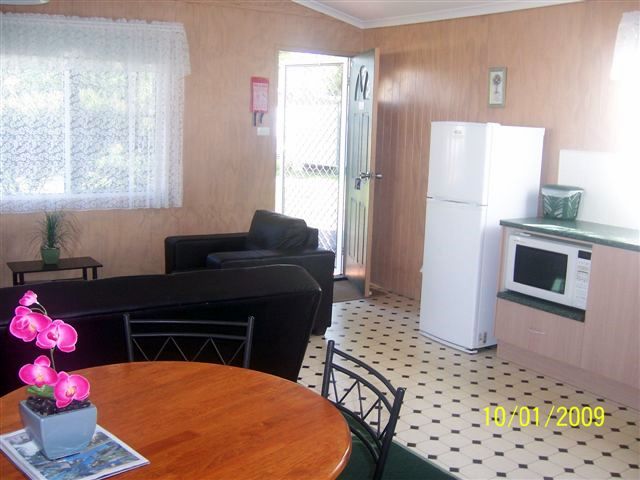 Treehaven Tourist Park - Bomaderry Nowra: Cabin interior