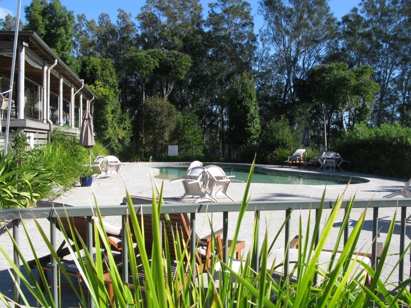 Myall Shores Nature Resort - Bombah Point Via Bulahdelah: Swimming pool with restaurant on the left.