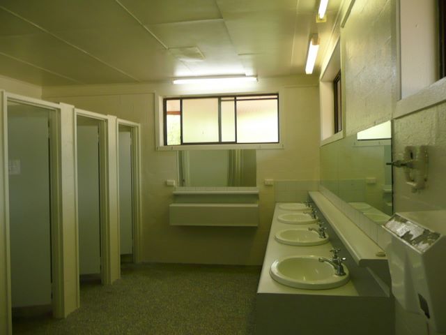 Peppin Point Holiday Park - Bonnie Doon: Interior of Amenities