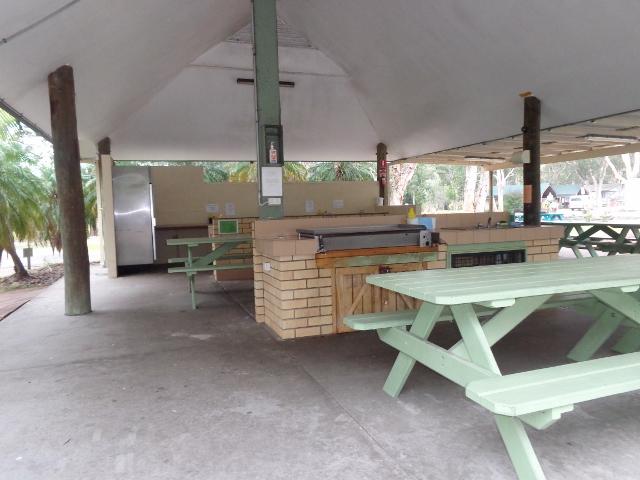 Rainbow Beach Holiday Village - Bonny Hills: BBq area with picnic tables