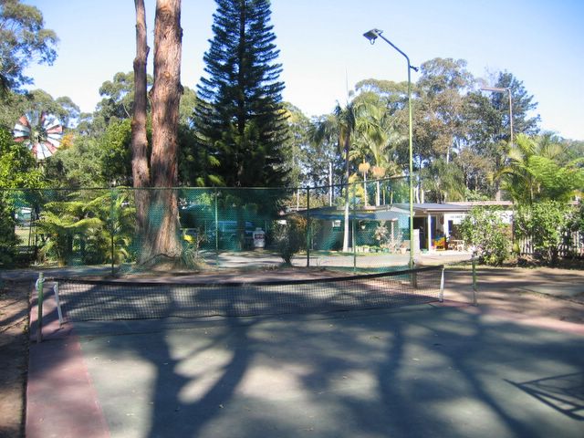 Waterside Gardens Caravan Park - Bonville: Tennis courts with hard surface