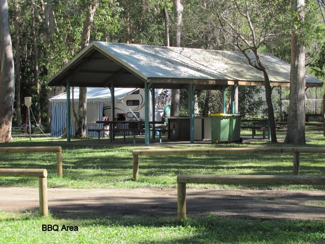 Boreen Point Bush Camping & Caravan Park - Boreen Point: BBQ area