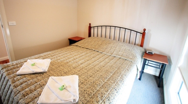 Wymah Valley Holiday Park - Bowna: Main bedroom in park view cabin