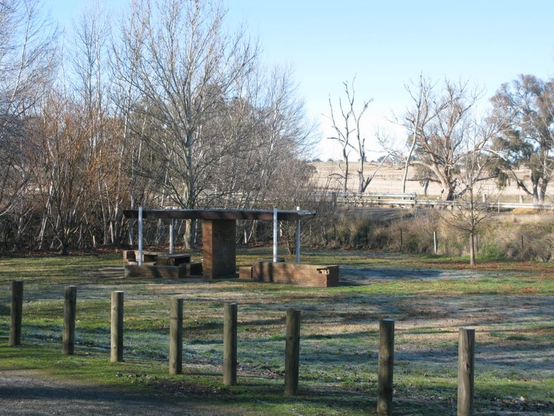 Bowning Hume Highway Rest Area - Bowning: Sheltered outdoor BBQ