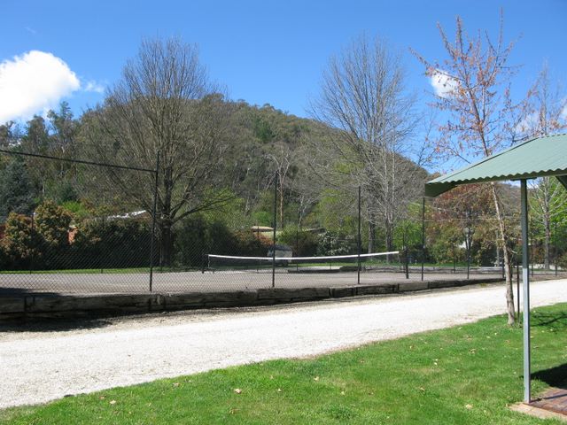 Bright Pine Valley Tourist Park - Bright: Tennis courts