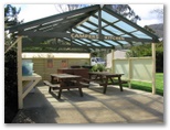 Bright Riverside Holiday Park - Bright: Camp kitchen and BBQ area