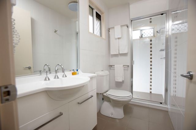 Brisbane Holiday Village - Eight Mile Plains: Cottage bathroom