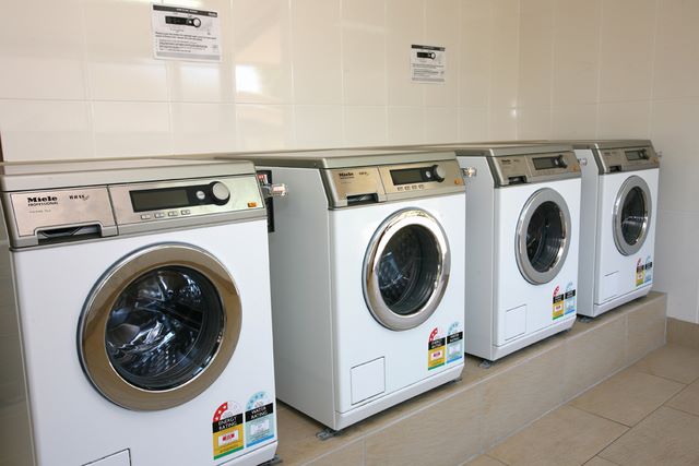 Brisbane Holiday Village - Eight Mile Plains: Laundry with modern equipment
