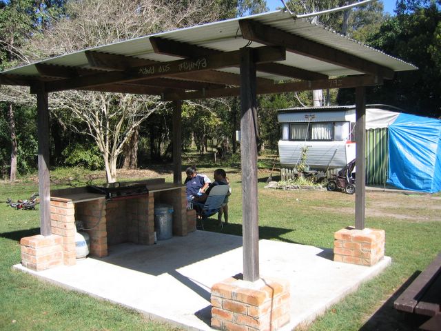 Historical Photos of Stopover Tourist Park 2006 - Broadwater: BBQ area