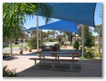 Broken Hill City Caravan Park - Broken Hill: Shady dining area