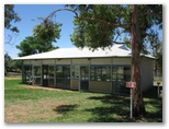Lake View Broken Hill Caravan Park - Broken Hill: Camp kitchen and BBQ area