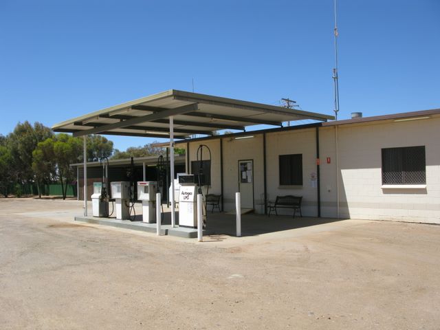 Silverland Caravan Park - Broken Hill: Service station and store at the entrance to the park