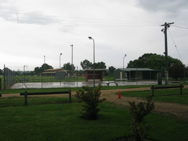 Bruthen Caravan Park - Bruthen: Tennis Courts adjacent to the park