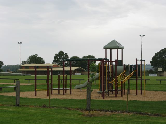Bruthen Caravan Park - Bruthen: Playground for children at adjacent Showground
