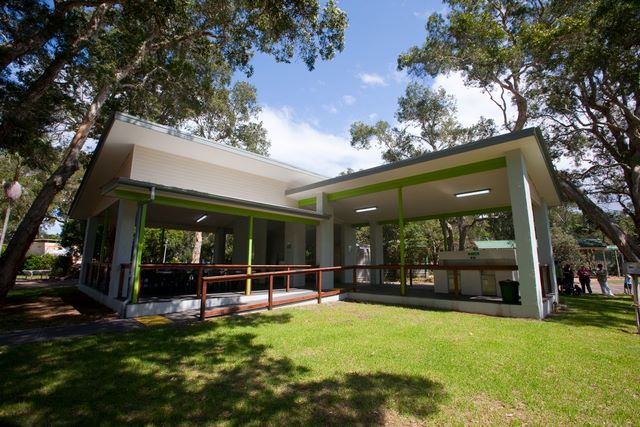 Budgewoi Holiday Park - Budgewoi: Camp kitchen and BBQ area