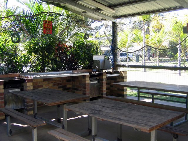 Bundaberg Park Lodge - Bundaberg: Camp kitchen and BBQ area