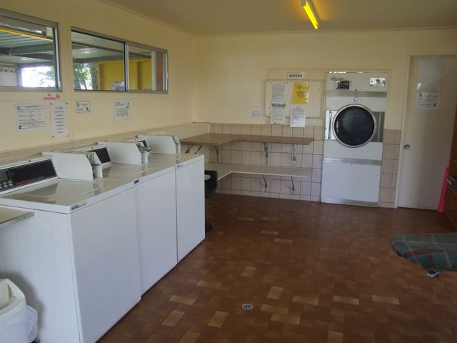 Bundaberg East Cabin & Tourist Park - Bundaberg: Interior of laundry