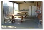 Bundaberg East Cabin & Tourist Park - Bundaberg: Camp kitchen and BBQ area