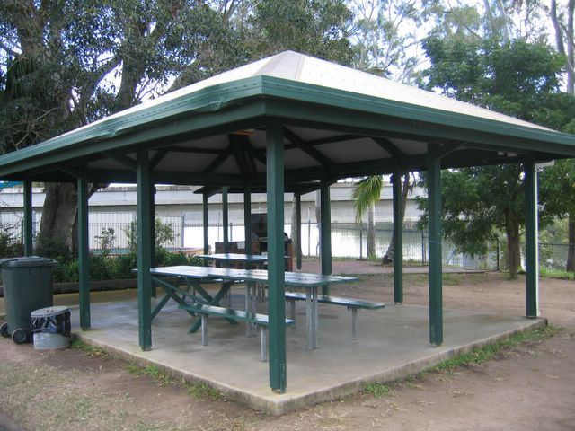 Finemore Holiday Park - Bundaberg: BBQ area with river views