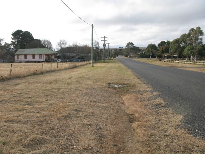 Mecca Lane - Bungendore: Wide shoulders on which to park.  Looking alone Mecca Lane to the Kings Highway.