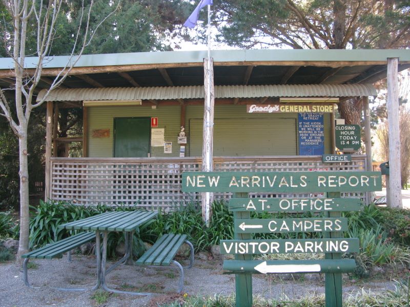 Grady's Riverside Retreat - Burrier: Reception and office