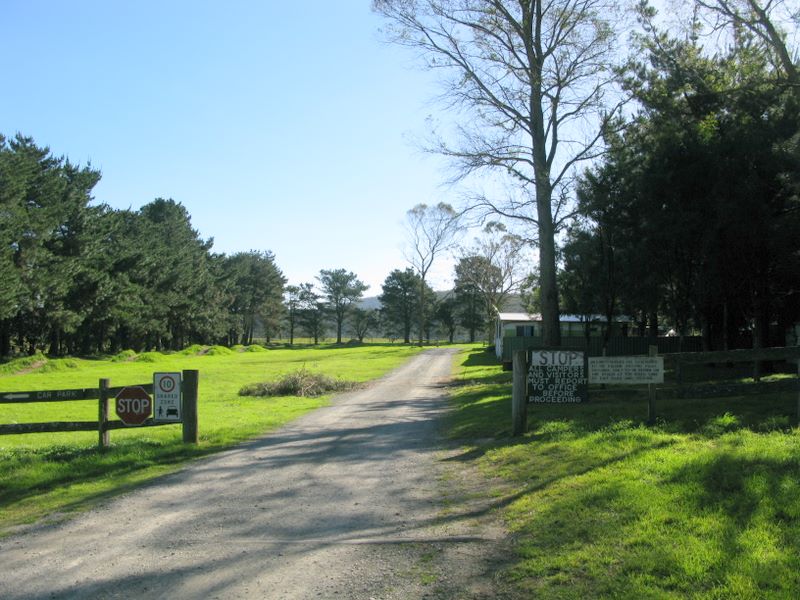 Grady's Riverside Retreat - Burrier: Entrance to the Caravan Park