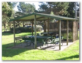 Grady's Riverside Retreat - Burrier: Sheltered picnic area