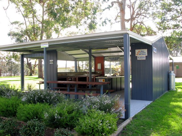 BIG4 Bungalow Park - Burrill Lake: Camp kitchen and BBQ area