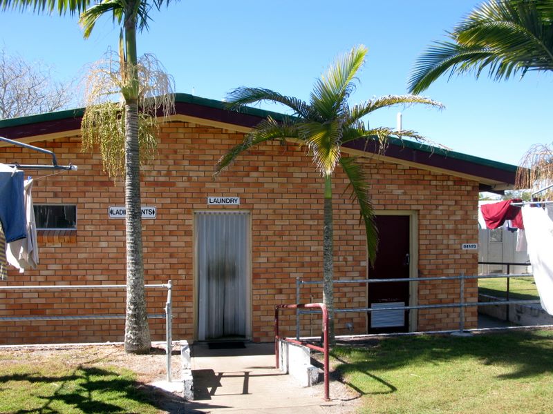 Hillcrest Holiday Park - Burrum Heads: Amenities block and laundry