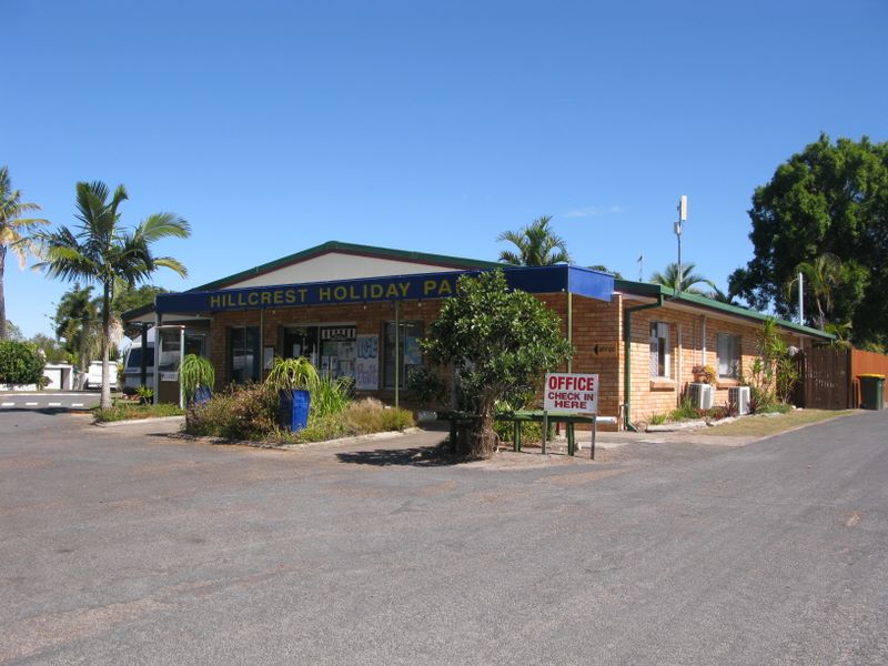 Hillcrest Holiday Park - Burrum Heads: Plenty of room for check in.