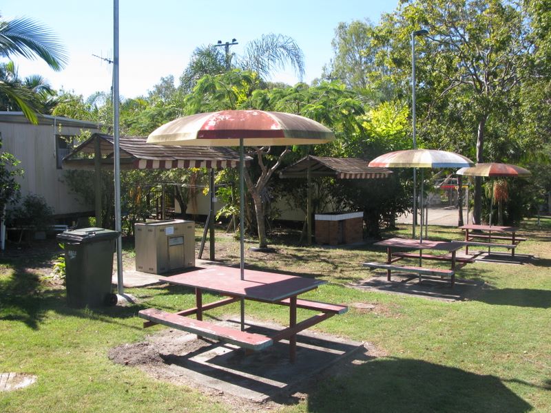 Hillcrest Holiday Park - Burrum Heads: BBQ and picnic area
