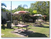 Hillcrest Holiday Park - Burrum Heads: BBQ and picnic area