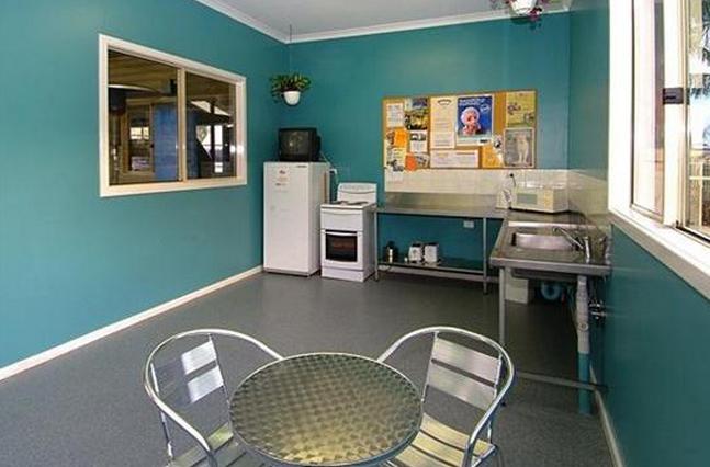 BIG4 Beachlands Holiday Park - Busselton: Small kitchen area