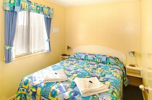 BIG4 Beachlands Holiday Park - Busselton: Main bedroom in cabin