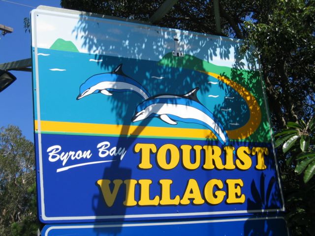 Byron Bay Tourist Village - Byron Bay: Byron Bay Tourist Village welcome sign