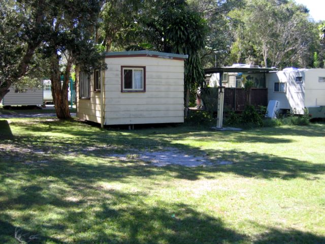 Byron Bay Tourist Village - Byron Bay: Powered sites and adjacent cabins
