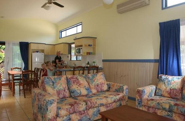 BIG4 Cairns Coconut Holiday Resort - Woree Cairns: Cottage interior