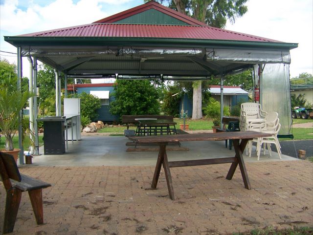 Capella Van Park - Capella: Camp kitchen and BBQ area