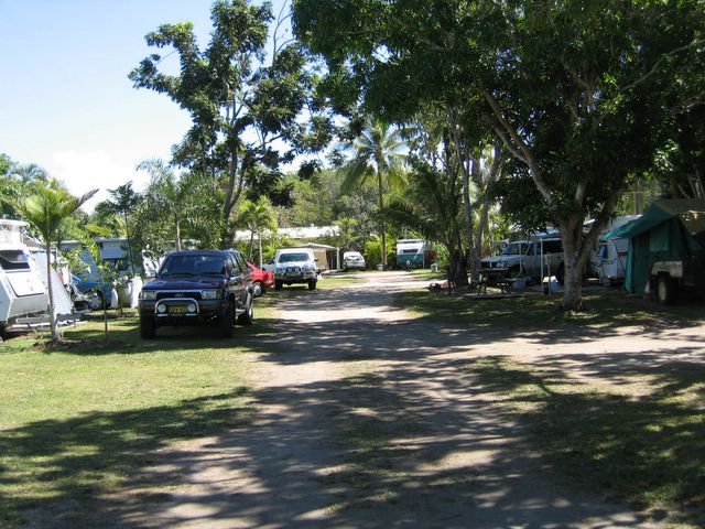 Cardwell Van Park - Cardwell: Gravel roads within the park