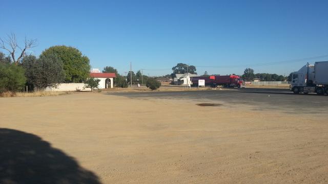 Caltex Service Centre - Charlton: Plenty of room for vehicles of all shapes and sizes including big rigs.
