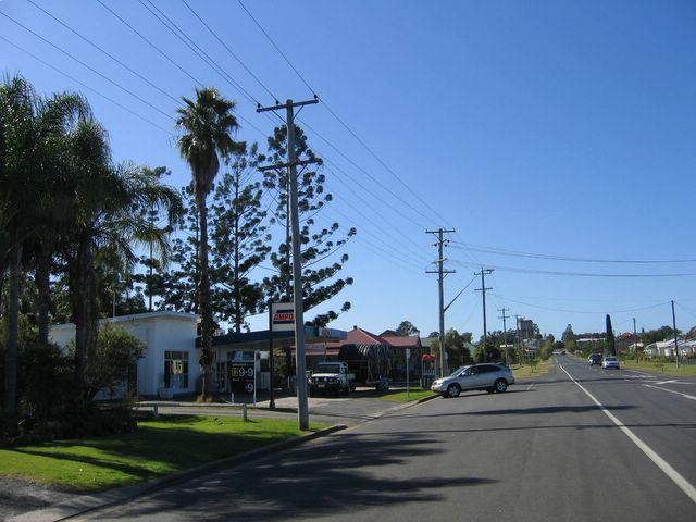 Brown's Caravan Park - Casino: View of the park from road