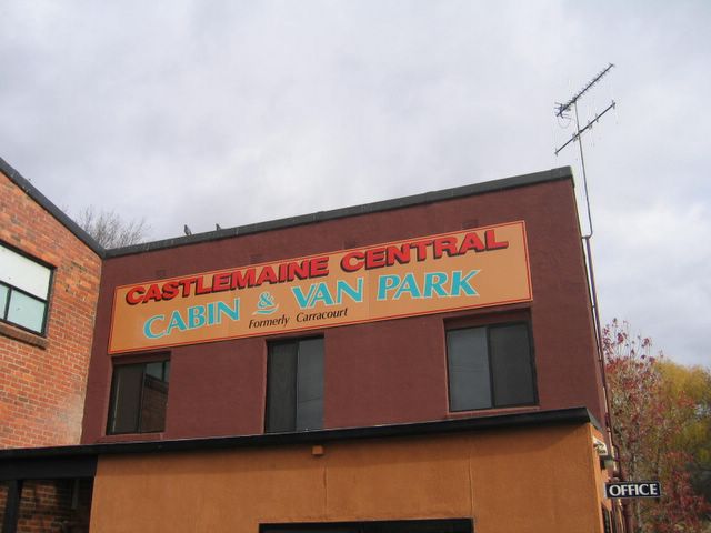 Castlemaine Central Cabin & Van Park - Castlemaine: Castlemaine Central Cabin & Van Park welcome sign