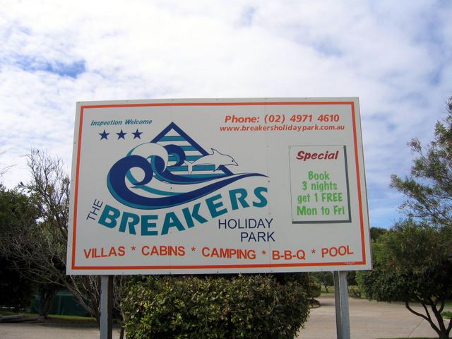 Breakers Holiday Park - Caves Beach: Breakers Holiday Park welcome sign