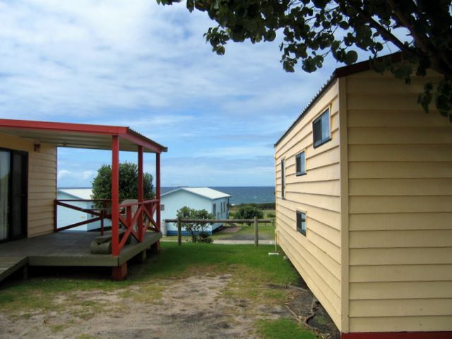 Breakers Holiday Park - Caves Beach: Cottage accommodation ideal for families, couples and singles with ocean views